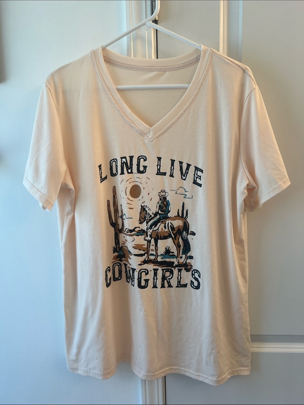 Long Live Cowgirls Graphic V-Neck Tee - Cream/peach
